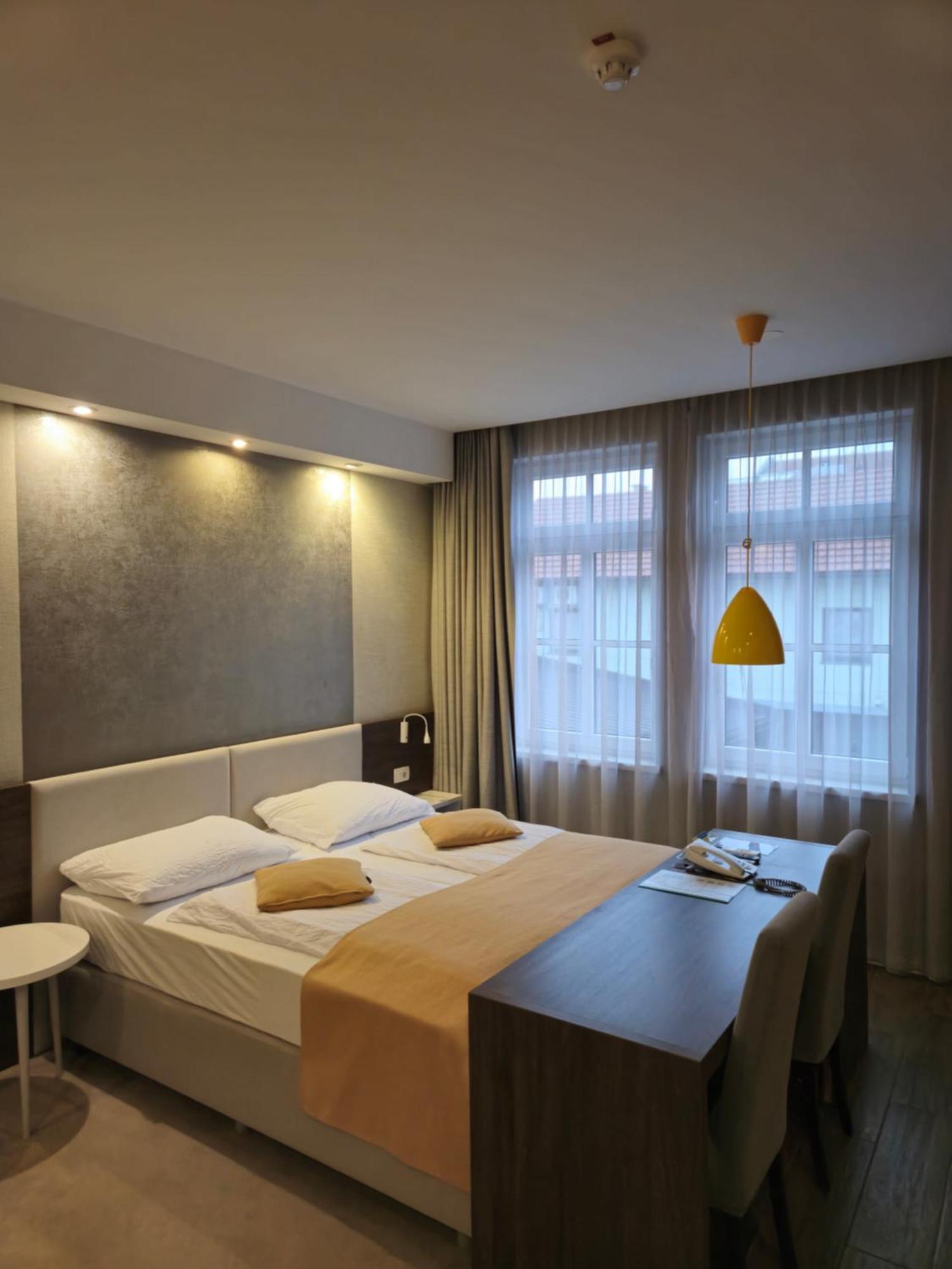 Emonec Hotel