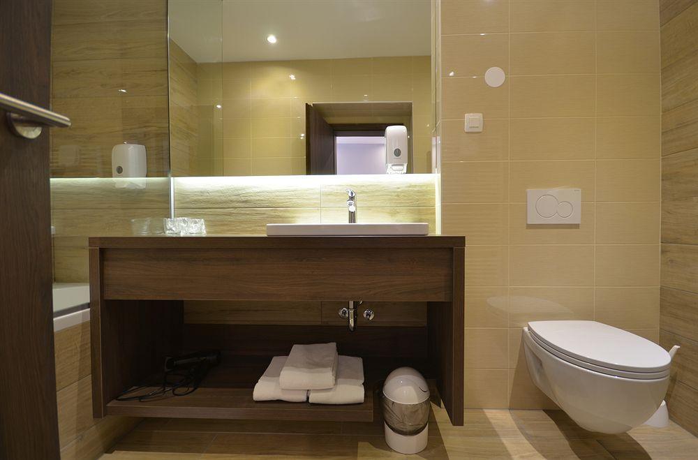 Emonec Hotel 3*