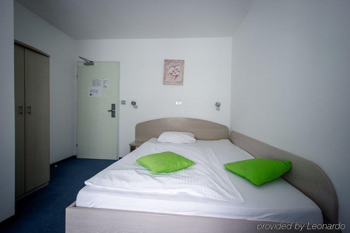 Emonec Hotel