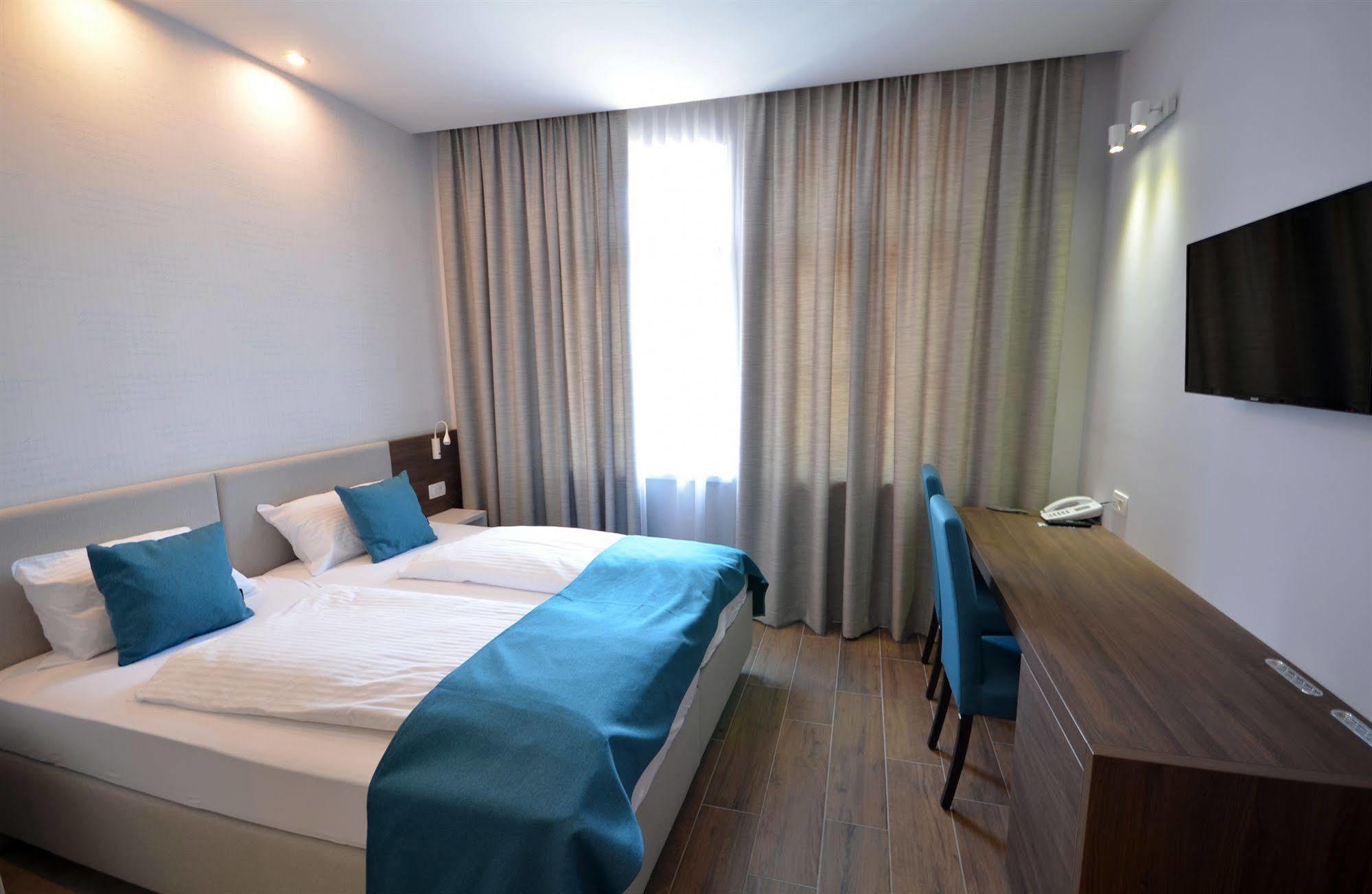 Hotel Emonec 3*